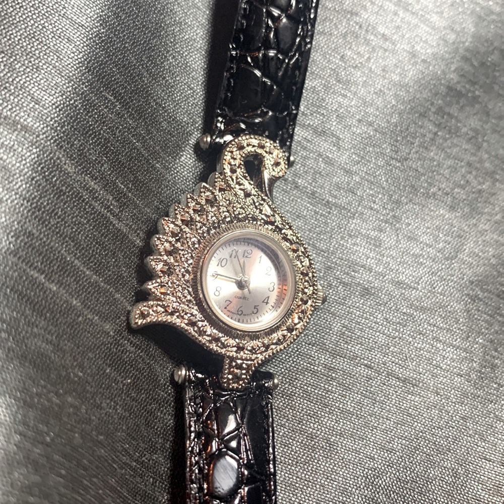 Avon Quartz Vintage Swan Watch Genuine Leather Band